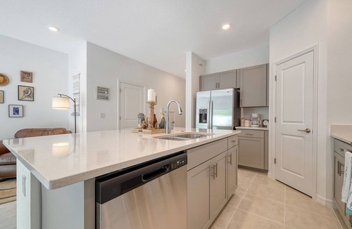 Sarasota House | 3-bedroom home in charming Sarasota. Relax and unwind. 11 ml from beaches.