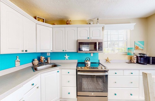 Sunset Beach House | 3 Cozy Cottages with Kitchens, AC & Shared Yard