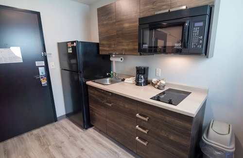Deep Creek Hotel | 3 Group-Friendly Units w/Kitchen | 5.2 Mi to Laishley Park | Free Parking