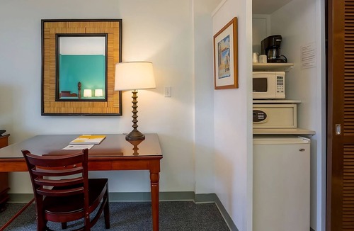 Ala Moana House | 3 Sleek Units in the Heart of Hawaii! Onsite Pool, Pet-Friendly Property