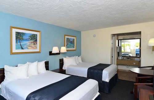 Bradenton Hotel | 3 Well-Appointed Rooms w/Onsite Pool Access | Near Local Shopping & Dining