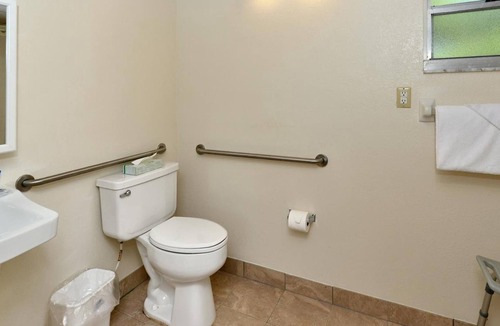Bradenton Hotel | 3 Well-Appointed Rooms w/Onsite Pool Access | Near Local Shopping & Dining