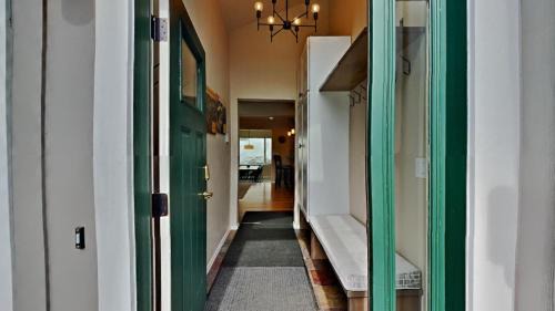 Corinthian Hills House | 33 Corinthian Circle