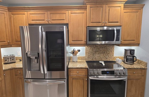 Palmetto Condo | 3BR/2B Condo - 10 Miles to Beaches -Pool - 30+ Day Stays - Escape the Cold