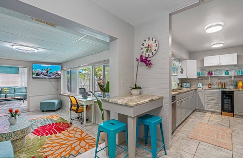 Seminole House | 3br 2b Tropical Paradise HEATED POOL & Hot Tub 5min to the BEACH🏝