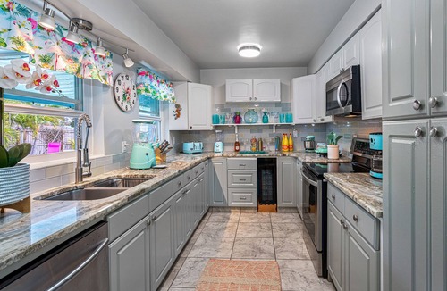 Seminole House | 3br 2b Tropical Paradise HEATED POOL & Hot Tub 5min to the BEACH🏝