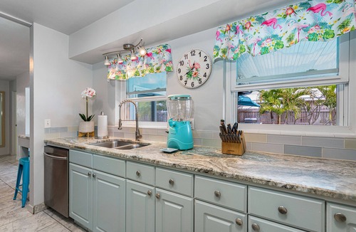 Seminole House | 3br 2b Tropical Paradise HEATED POOL & Hot Tub 5min to the BEACH🏝