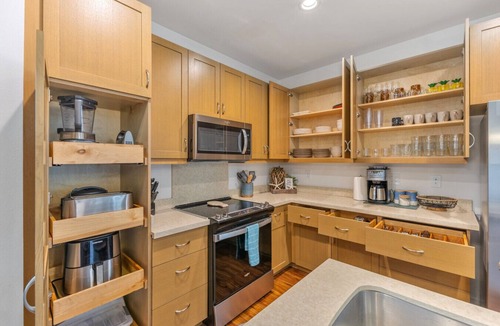 Makaha Valley House | 4 BDRM, Near beach, Ocean Views, HotTub, Pool, Gym