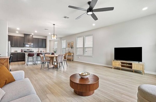 Converse House | 4 Bed 2 Bath Beauty Spacious Gem