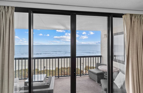 Ash Condo | 4-bedroom Direct Oceanfront, parking near door with pools