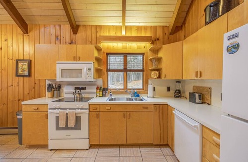 Mount Desert House | 4 BR Wooded Getaway on Long Pond! [Woodsy Pines]