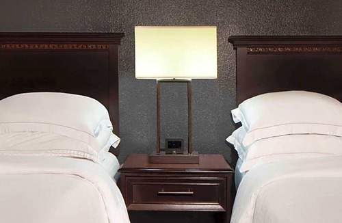 Nassau Bay Hotel | 4 Cozy Rooms to Enjoy tranquil lake views and refreshing breezes