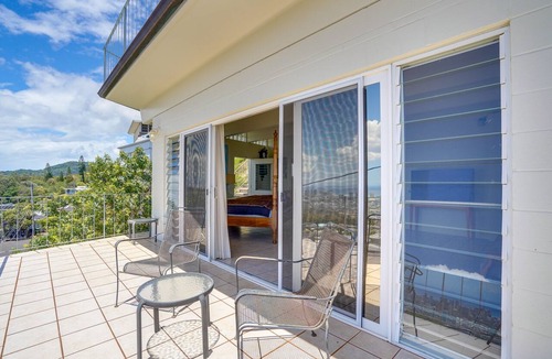 Diamond Head - Kapahulu - St. Louis Apartment | 4 Mi to Beaches: Honolulu Hideaway w/Views!