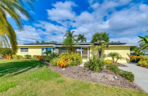 South Gate Ridge House | 4 Mi to Siesta Key Beach! Home w/Backyard Oasis