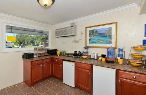Bradenton Hotel | 4 Relaxing Rooms for Guests Traveling with Dogs + Easy Access to Local Dining