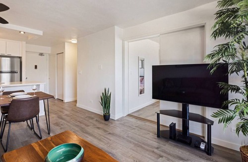 McCully - Moiliili Apartment | 401 FREE Parking/10 min beach/2b-Waikiki/Ala Moana