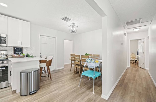 Tampa House | 4BR Oasis | Jacuzzi/Gym & Game room | Sleeps 12!