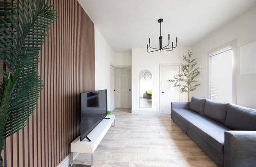 Chelsea Apartment | 5 min to Airport/7 min to Downtown - 3 bdrm Apt