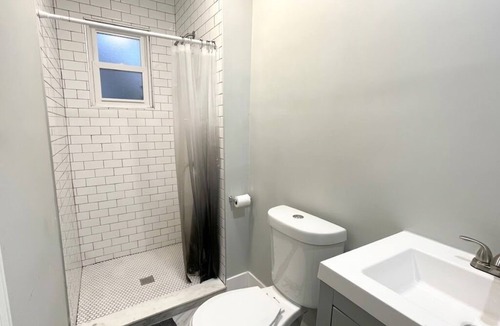 Chelsea Apartment | 5 min to Airport/7 min to Downtown - 3 bdrm Apt