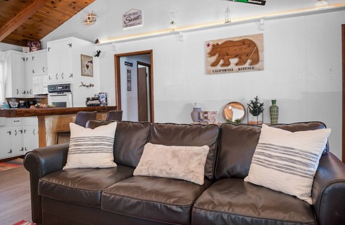 Big Bear Lake Cabin | 5 min walk to Lake 4 min drive to Village EV