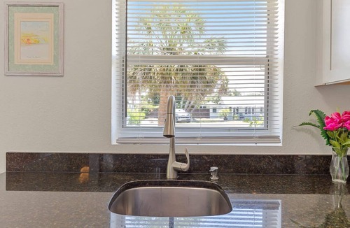Laurel Apartment | 5 Mins to Nokomis Beach Tropical Bungalow