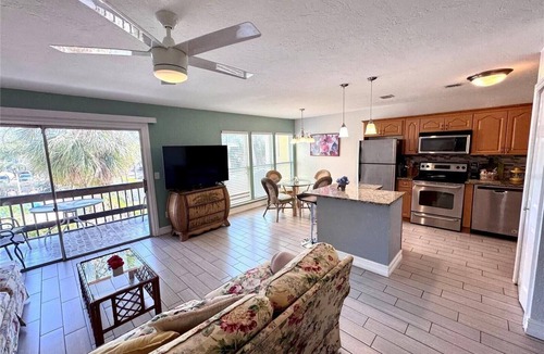 Gulf Gate Estates Condo | 5 minutes drive to nr Siesta Key 1/1 Large condo. The pool heated