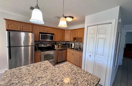 Gulf Gate Estates Condo | 5 minutes drive to nr Siesta Key 1/1 Large condo. The pool heated