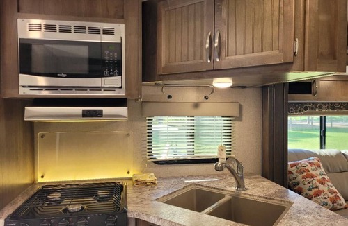 Loris House | 6 golf courses within 20 minutes, 30 foot camper with deck, firepit & BBQ