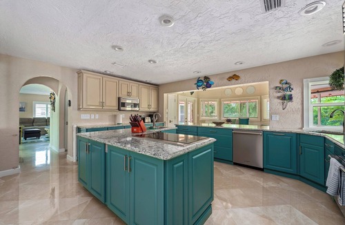 Anona House | 6BR Lux house w/bayviews near beach| Pool| Spa|