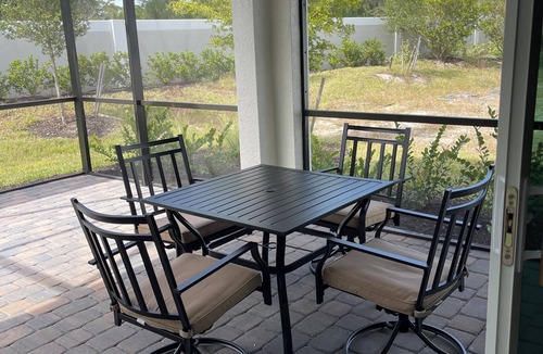 Englewood Villa | 7 minutes to Beach. Pools, pickleball, fitness center. bar and restaurant