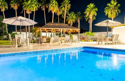 Palma Sola House | 75 Palms! Sleeps 23! Luxury 1 acre lot Pool and Spa, Putting Green & Game Room!