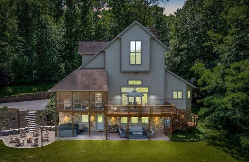 Rexmont House | 7BR Mountain Lodge | EV | 19ppl | Hot Tub & Games