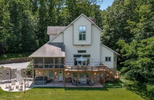 Rexmont House | 7BR Mountain Lodge | EV | 19ppl | Hot Tub & Games