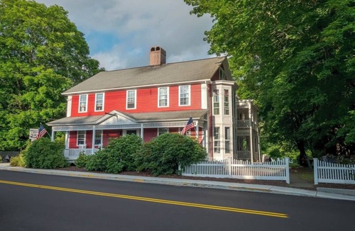 Stonington Apartment | A Mystic Stay as sweet as Apple Pie!