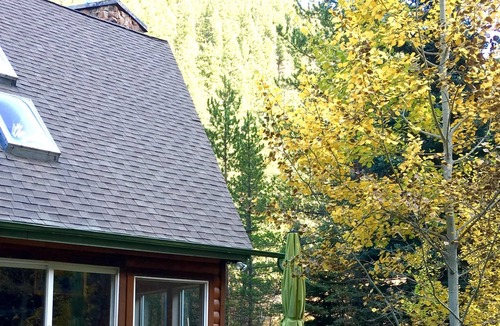 Idaho Springs Cabin | A River Front Mountain Luxury Cabin - Relaxing, Skiing, Rafting, Hot Tub, Suana