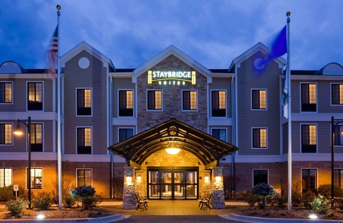 Oconomowoc Apartment | Accessible 2BR Suite w/Pool, Hot Tub & Breakfast