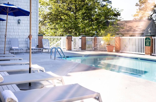 Country Club Estates Hotel | Accessible King Room | Roll-In Shower & Wi-Fi