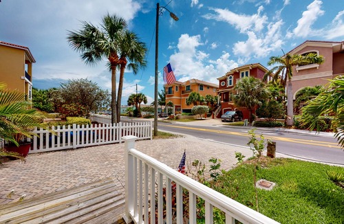Sunset Beach Cottage | Adorable cottage near the beach with fast WiFi, full kitchen, & shared yard