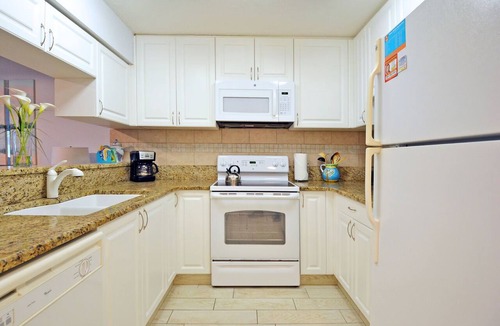 Siesta Key Condo | Affordable Ground Floor Siesta Key Vacation Rental with Heated Pool Access