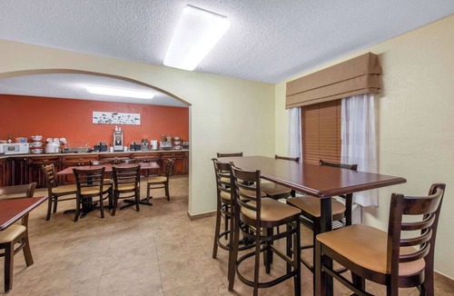 Bayou Oaks Hotel | Affordable Room w/1 King Near Sarasota Jungle Gardens – Perfect for Families