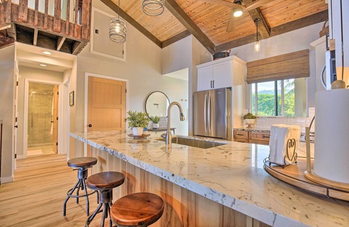 Kahaluu Bay Apartment | Airy Oceanfront Kailua-kona Gem w/Community Pool