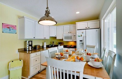 Bradenton Beach House | Al's Dream! LOCATION - Just Steps to the Beach! Shared Heated Pool