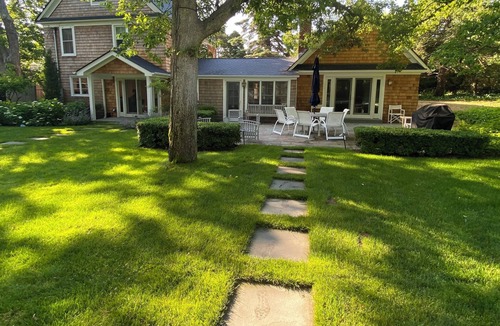 East Hampton North House | Amazing Amagansett/EH Getaway. Walk to town and Beach. Hot tub and Pool!