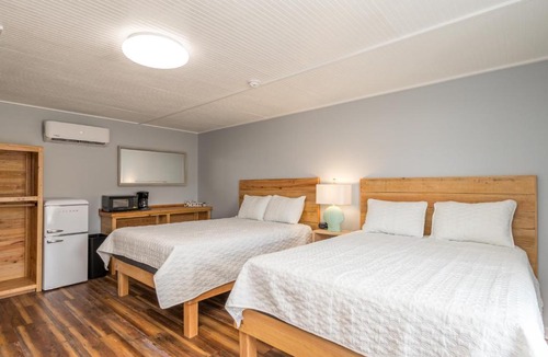 Long Beach Hotel | Anchor Inn by Oak Island Accommodations