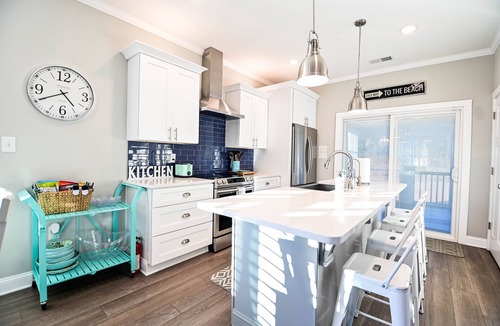 Shallotte House | Auntie's Cottage - 4BR/3BA -10 Min to OIB & Sunset Beach - Porch + BBQ -Sleeps 8