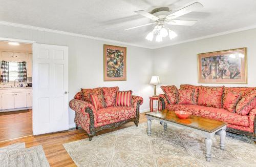 Mullins House | Backyard & Covered Porch! Cozy Mullins Retreat