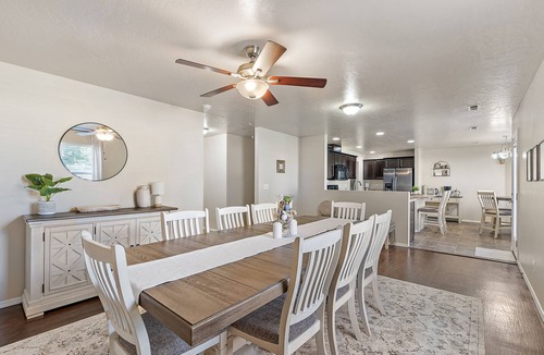 Caldwell House | ⭐Badminton/Volleyball net⭐️100Mbps⭐️3 TVs⭐️15min→Indian Creek Plaza⭐2600ft² ⭐