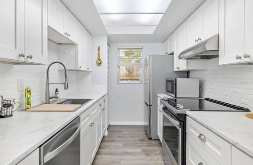 Ridge Wood Heights House | BAREFOOT BUNGALOW- 1O MINUTES TO SIESTA BEACH AND AMENITIES! PET FRIENDLY!