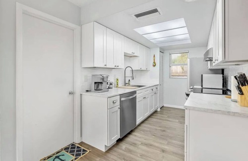Ridge Wood Heights House | BAREFOOT BUNGALOW- 1O MINUTES TO SIESTA BEACH AND AMENITIES! PET FRIENDLY!