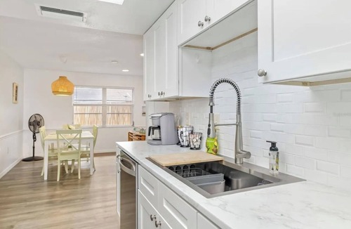 Ridge Wood Heights House | BAREFOOT BUNGALOW- 1O MINUTES TO SIESTA BEACH AND AMENITIES! PET FRIENDLY!